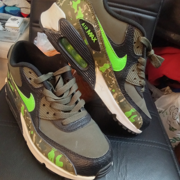 Nike Other - Nikeairmax Rare Edition Size 6Kids Sneakers Bright Green and Black Camo